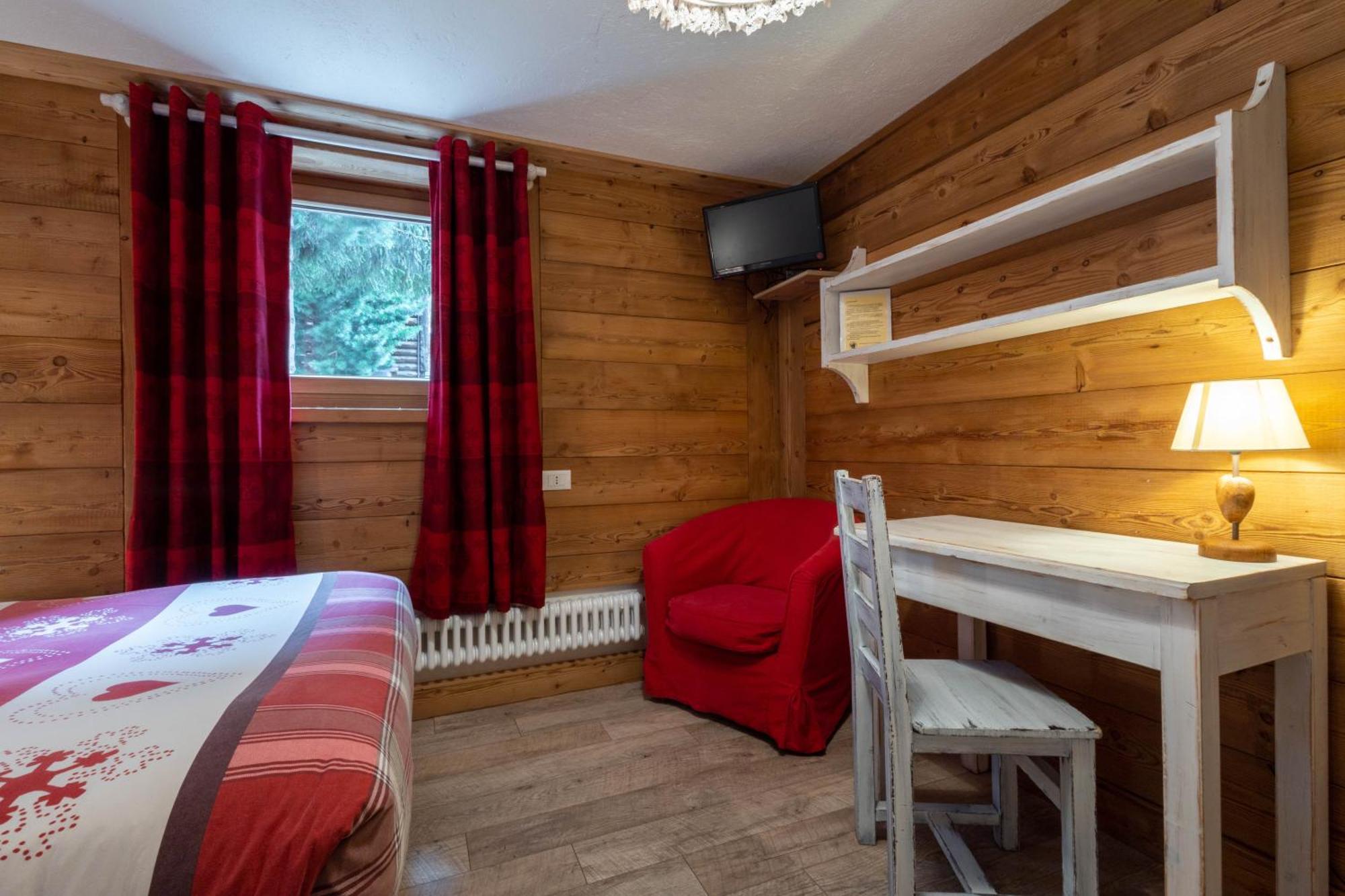 Hotel Petit Dahu - Chambres Et Restaurant Cogne Exterior foto