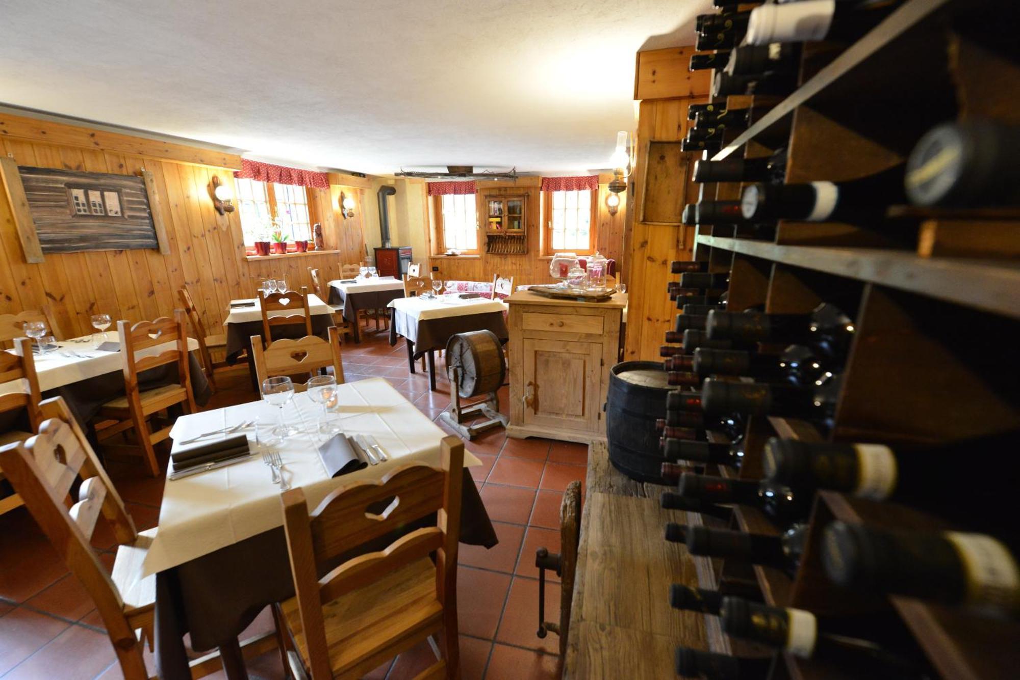 Hotel Petit Dahu - Chambres Et Restaurant Cogne Exterior foto
