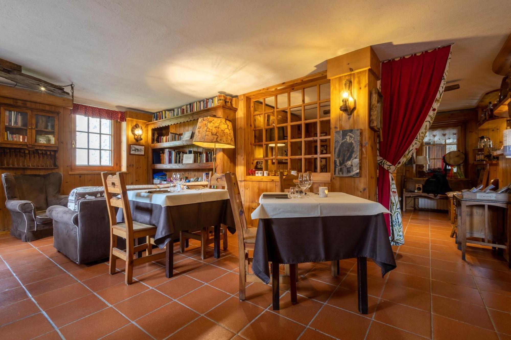 Hotel Petit Dahu - Chambres Et Restaurant Cogne Exterior foto